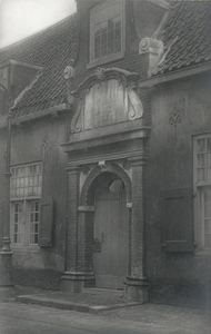 4203 Gezicht op de poort van de regentenkamer van de Beyerskameren (Lange Nieuwstraat 108-132) te Utrecht.